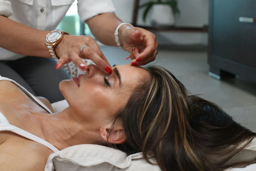 Publicidad para clínica de medicina estética – tratamiento facial realizado por una especialista
