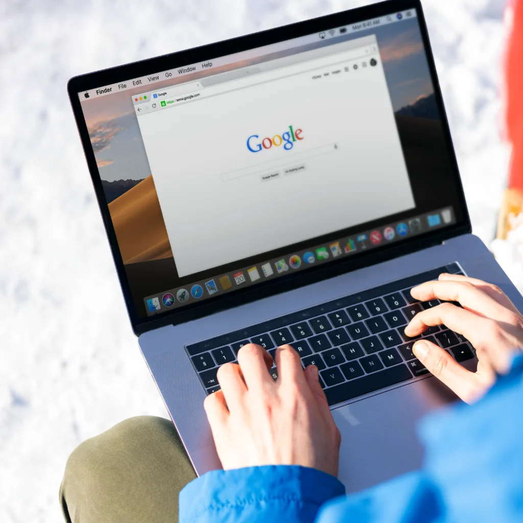 Errores en Google Ads: persona usando Google en un portátil
