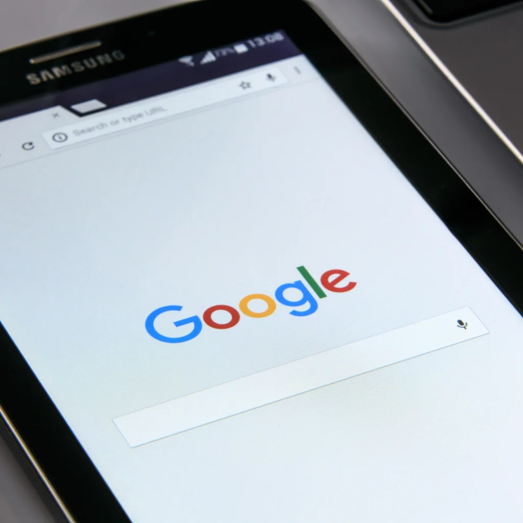 Concordancia amplia en Google Ads: tablet con el buscador de Google