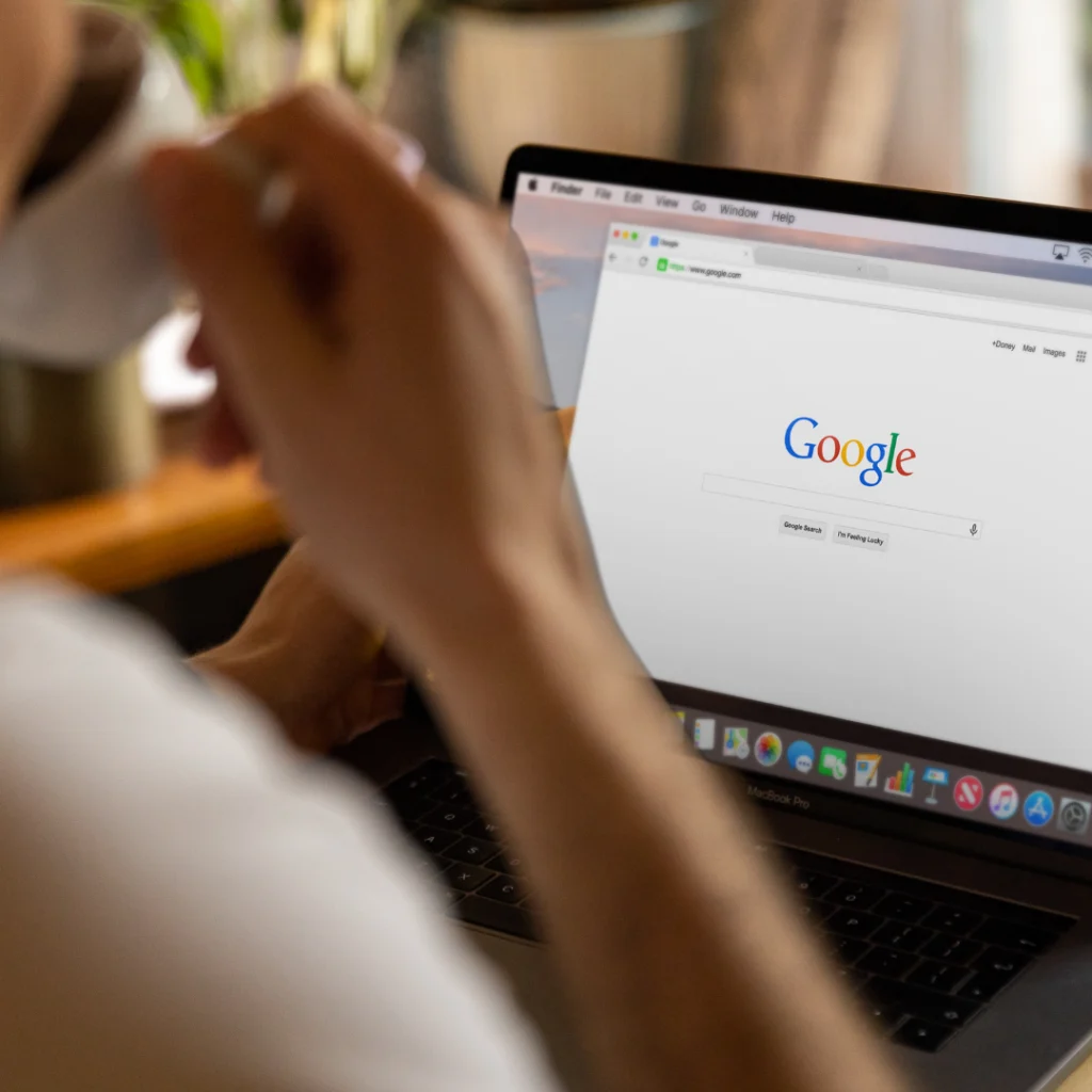 Estrategia de Google Ads: portátil con el buscador de Google