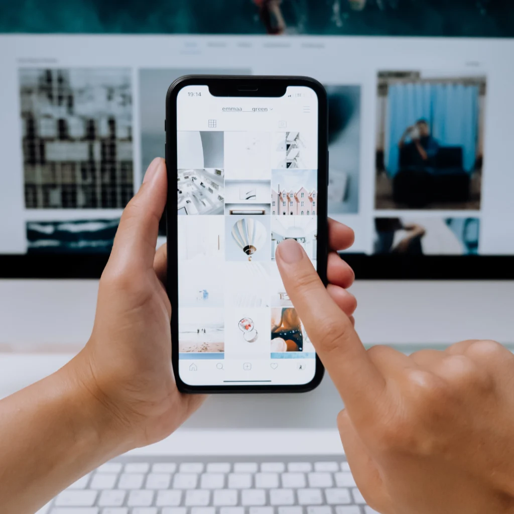 Estrategia de Meta Ads: móvil con Instagram abierto