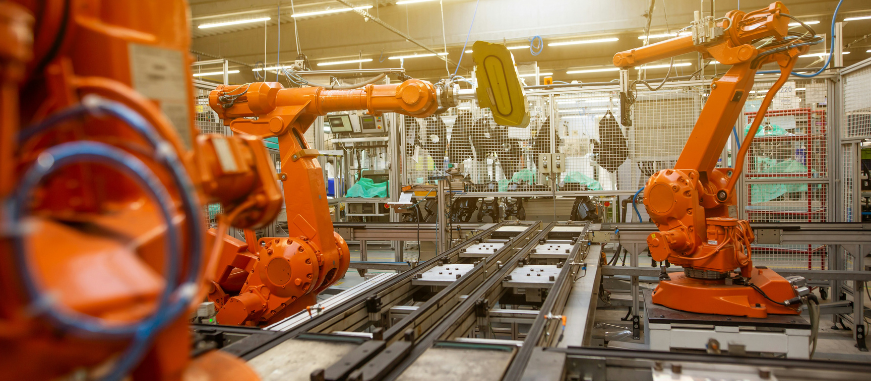 Marketing industrial para empresas B2B – línea de producción con brazos robóticos