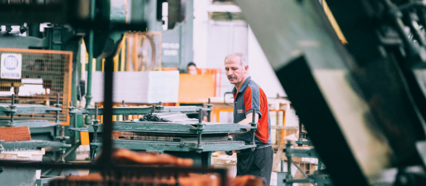 Marketing digital para fabricante industrial – operario trabajando en planta de fabricación