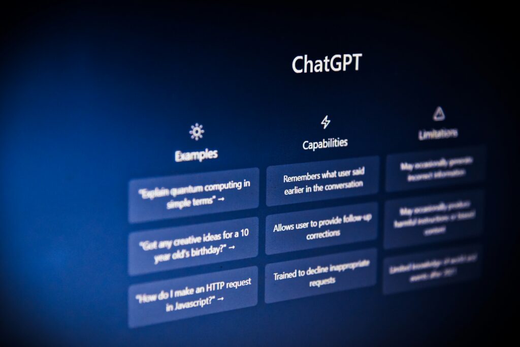 Interfaz de ChatGPT mostrando ejemplos, capacidades y limitaciones - qué es ChatGPT Ads