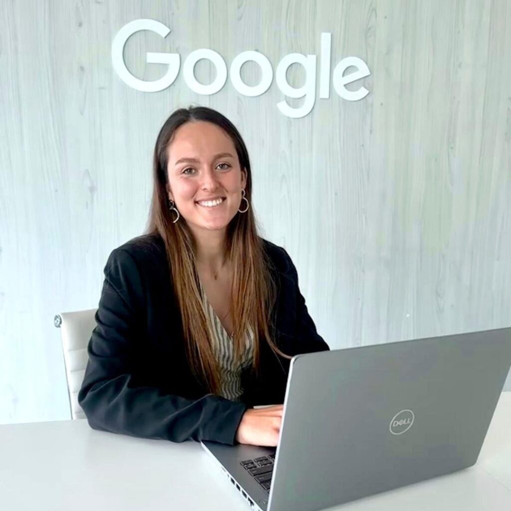 Mónica, especialista en ChatGPT Ads en España, ex Senior Account Manager en Google